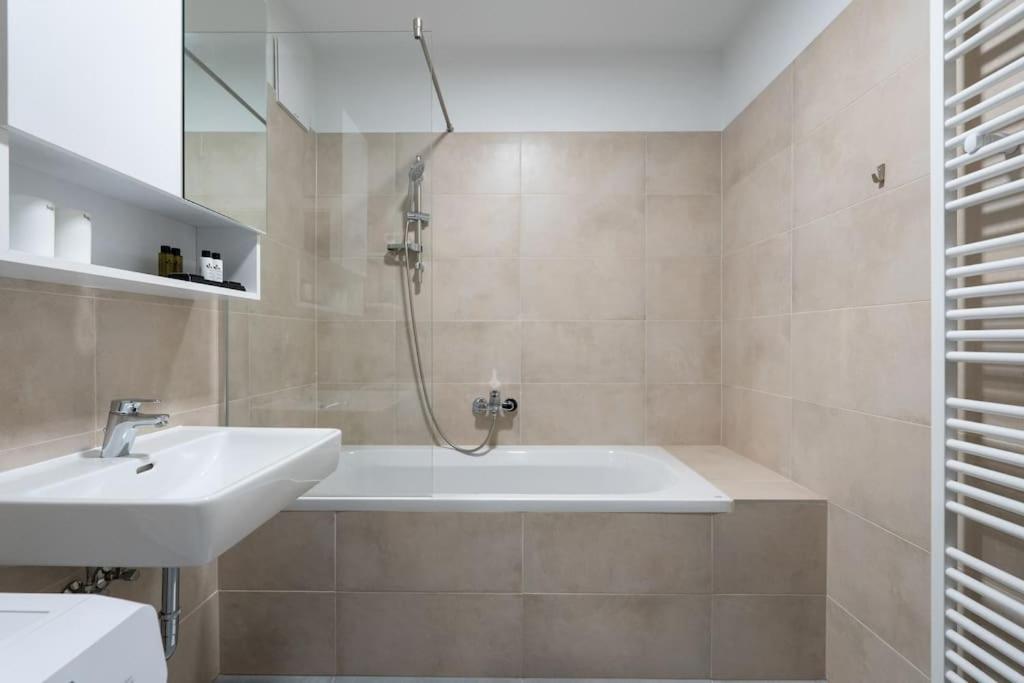 1Br Haven With Swift City Access By Hm Wien Exteriör bild