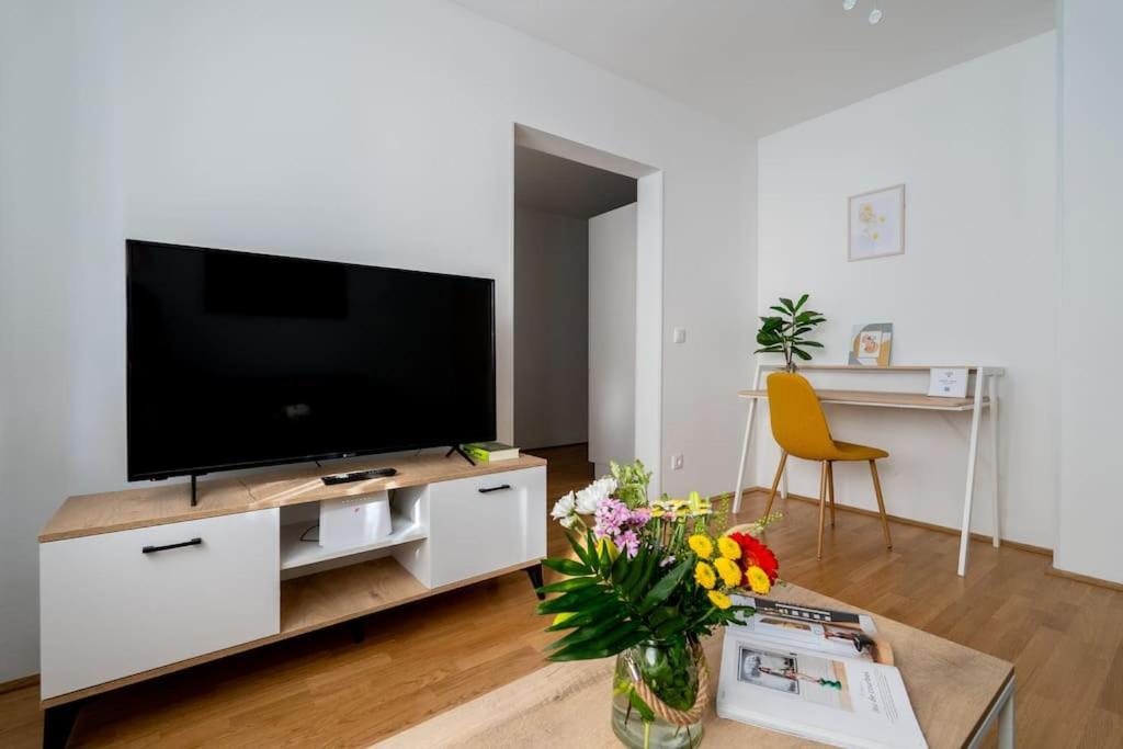 1Br Haven With Swift City Access By Hm Wien Exteriör bild