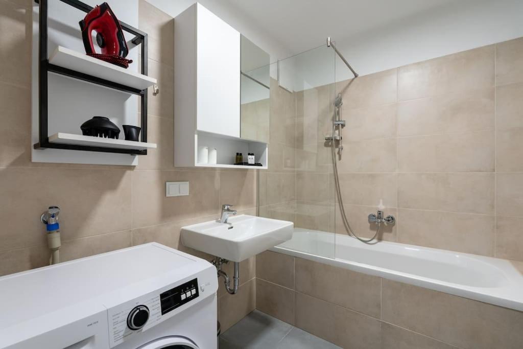 1Br Haven With Swift City Access By Hm Wien Exteriör bild
